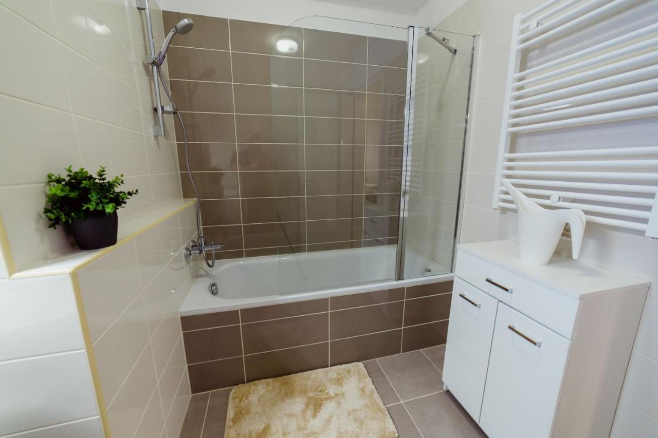 Appartamento Corvin Promenade With Free Parking Budapest Esterno foto
