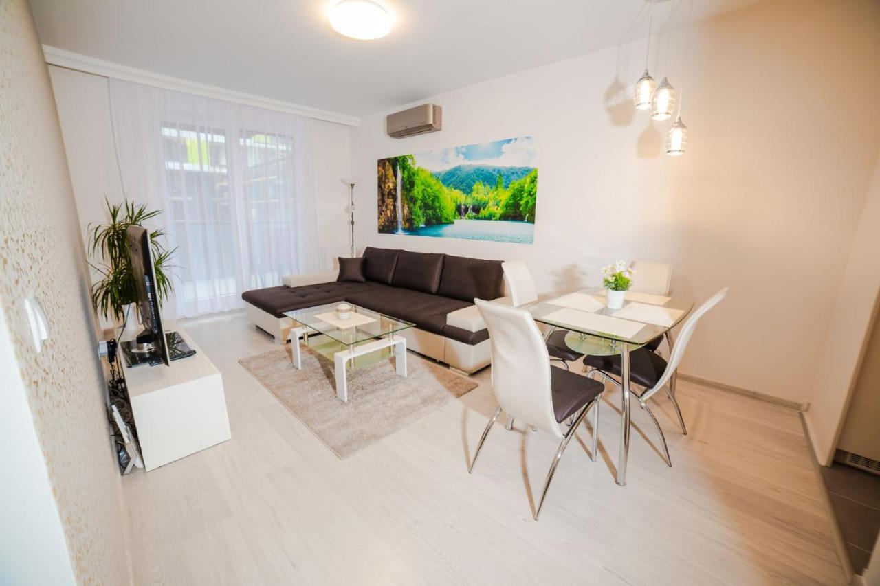 Appartamento Corvin Promenade With Free Parking Budapest Esterno foto